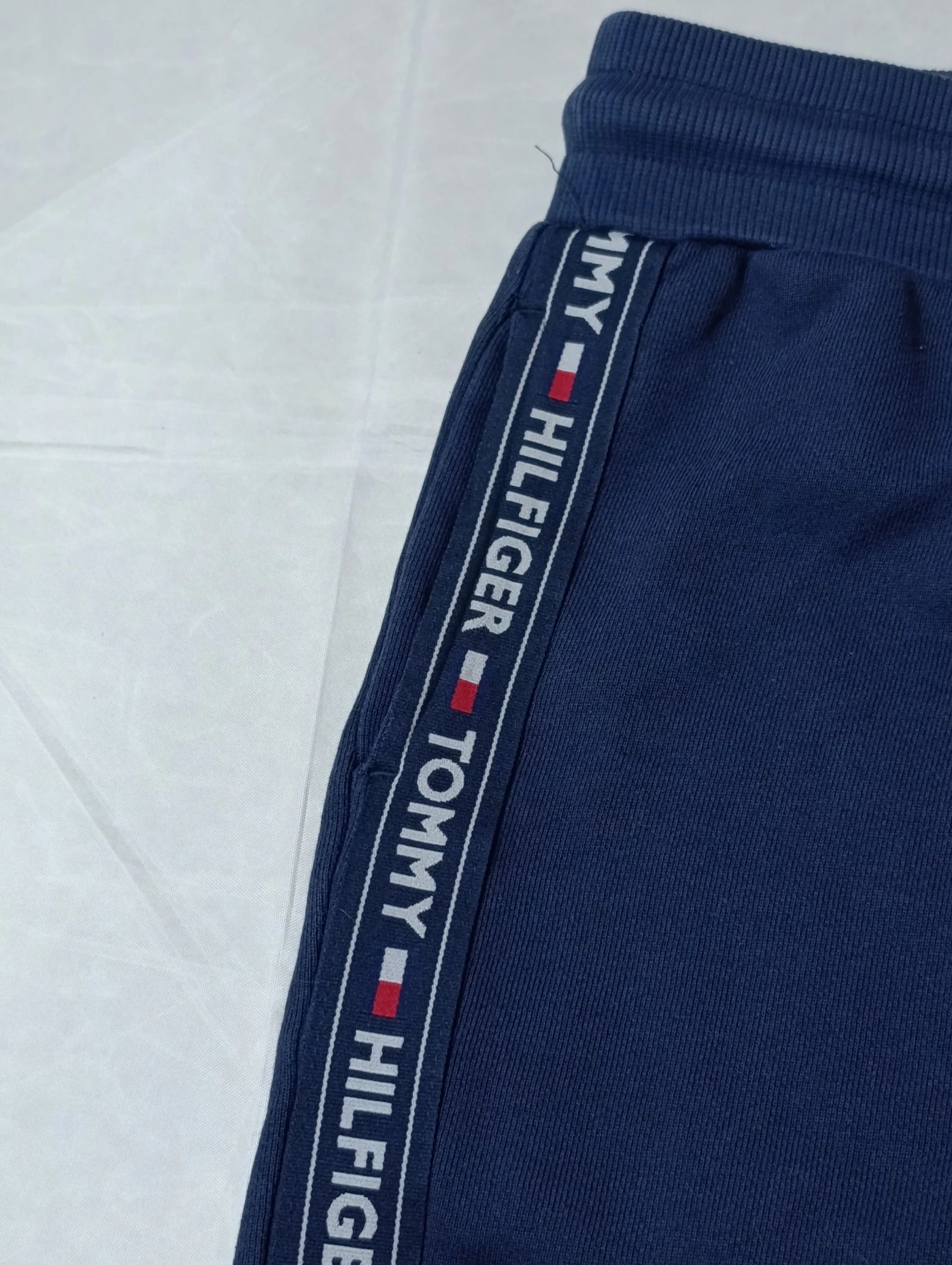 🔥 Pantalones de jogging azul marino Tommy Hilfiger con cinta lateral con letras 🔥 – photo 3